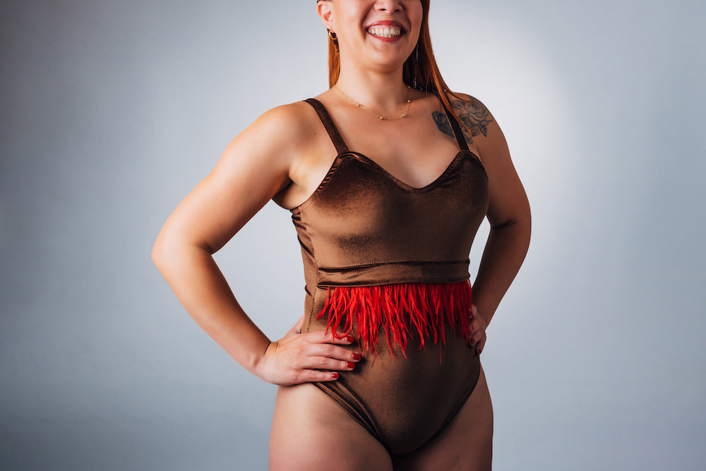 Bodysuit Gabriela vista cintura con Accesorio Plumas